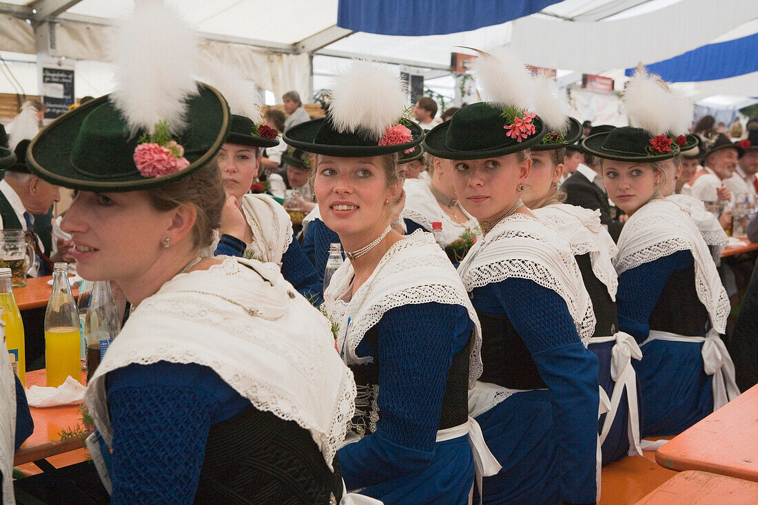 Frauen tragen Dirndl sitzen im Festzelt, Königsdorf, Oberbayern, Deutschland
