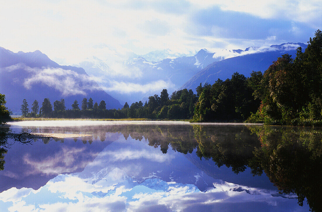 Panorama von Lake Matheson mit Spiegelung von Mount Cook im Wasser, West Küste, SüdInsel, Neuseeland