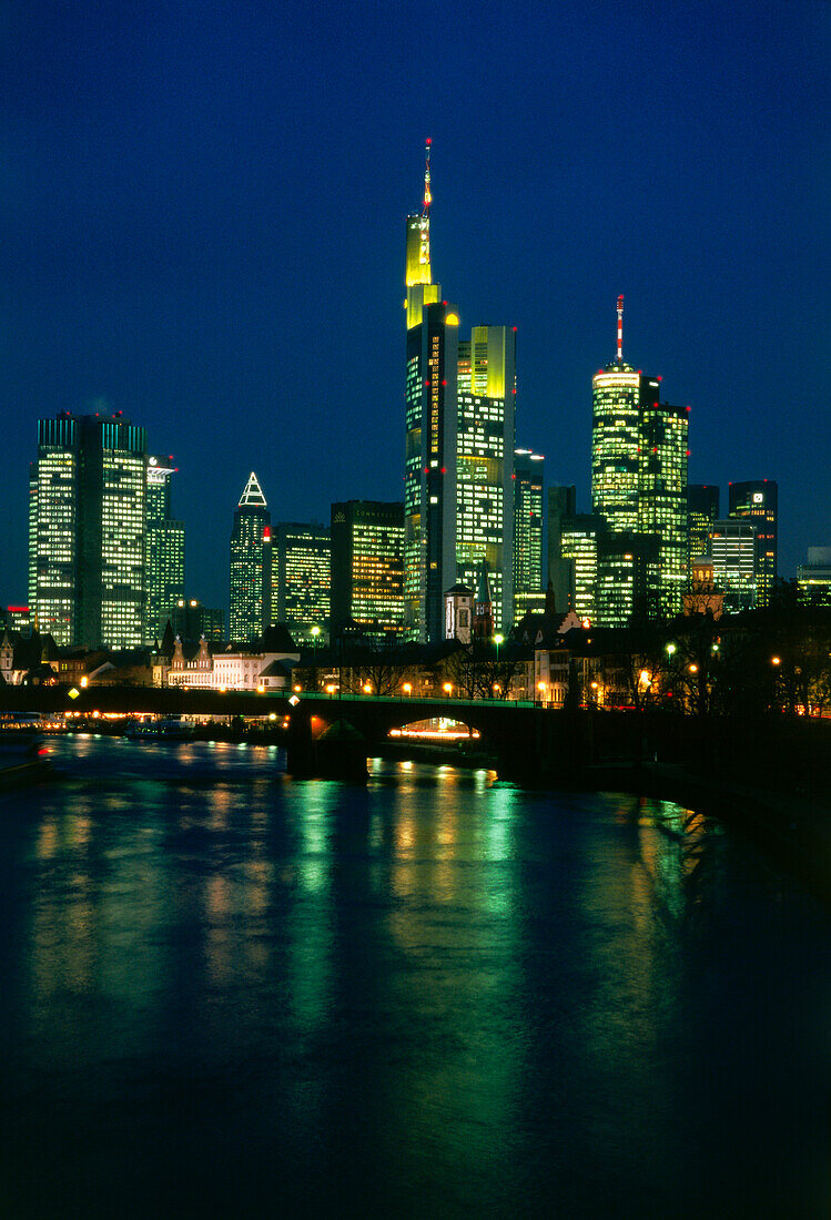 Skyline bei Nacht, Frankfurt am Main, Hessen, Deutschland