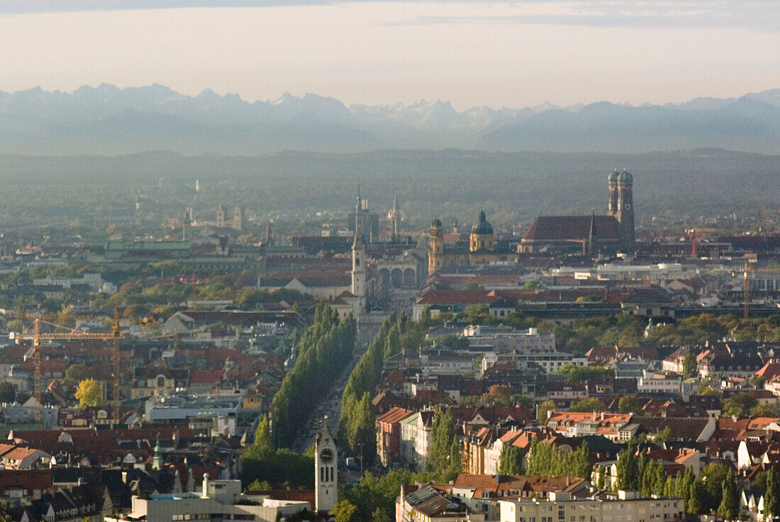 Blick über München auf die Alpen, München, Bayern, Deutschland