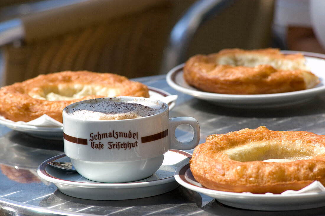 Traditionscafe Café Schmalznudel am Viktualienmarkt gegenüber Schrannenhalle, München, Muenchen, Bayern, Deutschland, Krapfen, Geback, Fettgebackenes, Essen