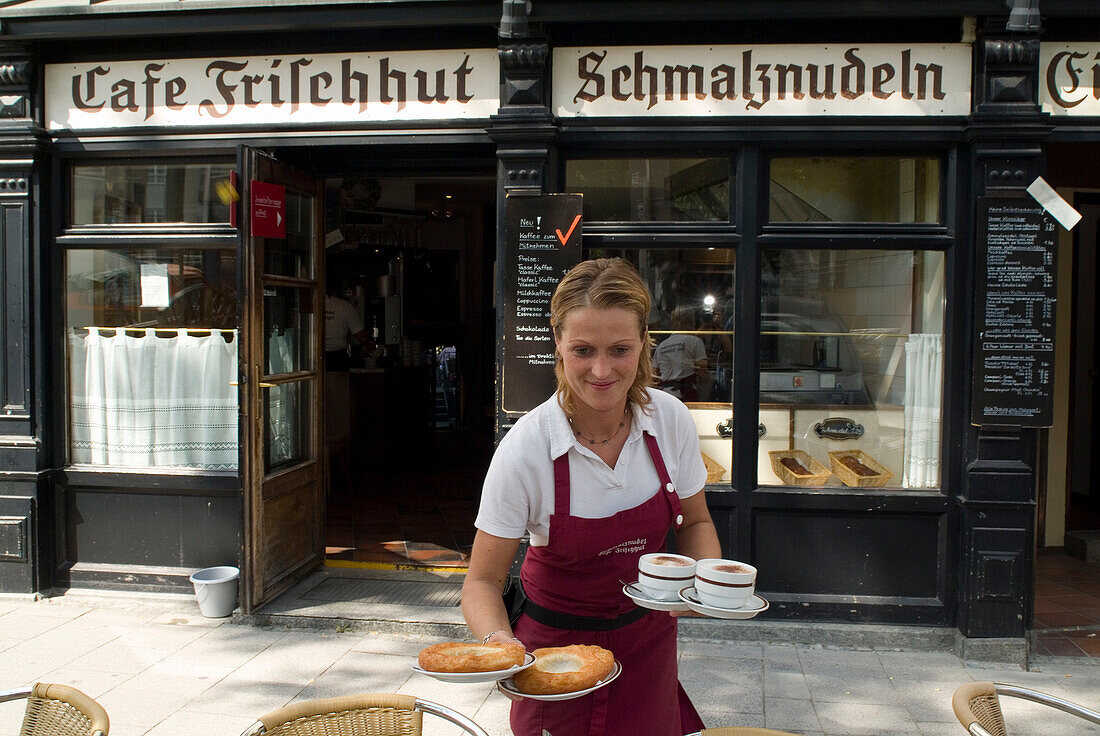 Traditionscafe Café Schmalznudel am Viktualienmarkt gegenüber Schrannenhalle, München, Muenchen, Bayern, Deutschland, Krapfen, Geback, Fettgebackenes, Essen
