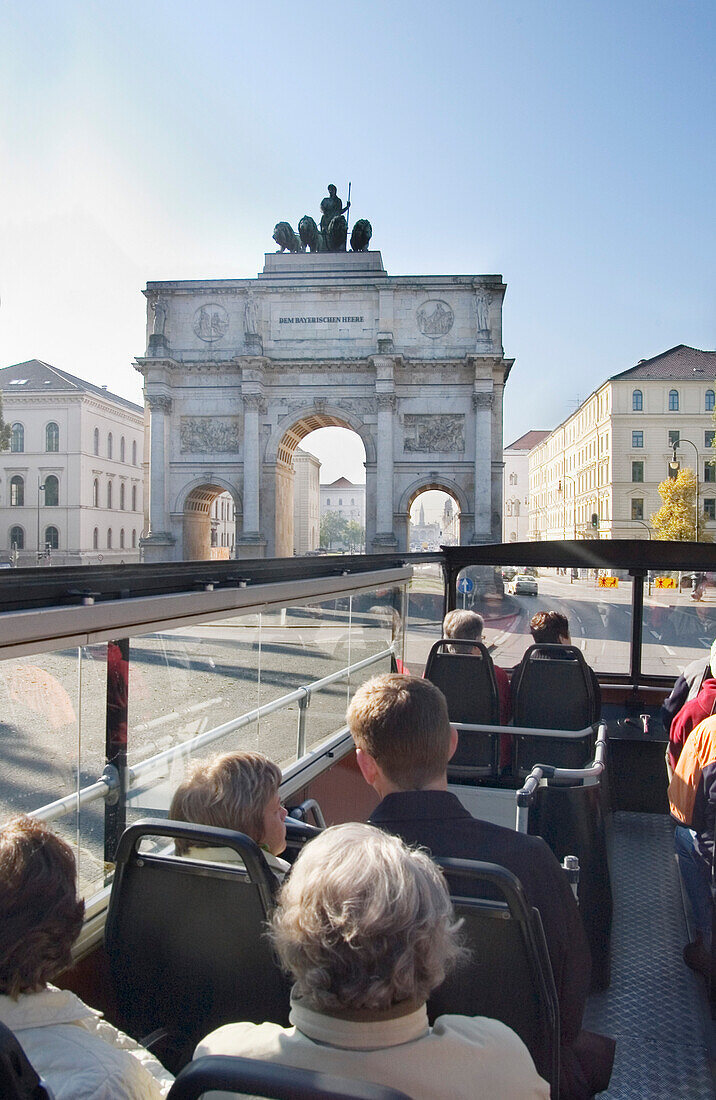 Stadtrundfahrt fährt auf Siegestor zu, München, Bayern, Deutschland