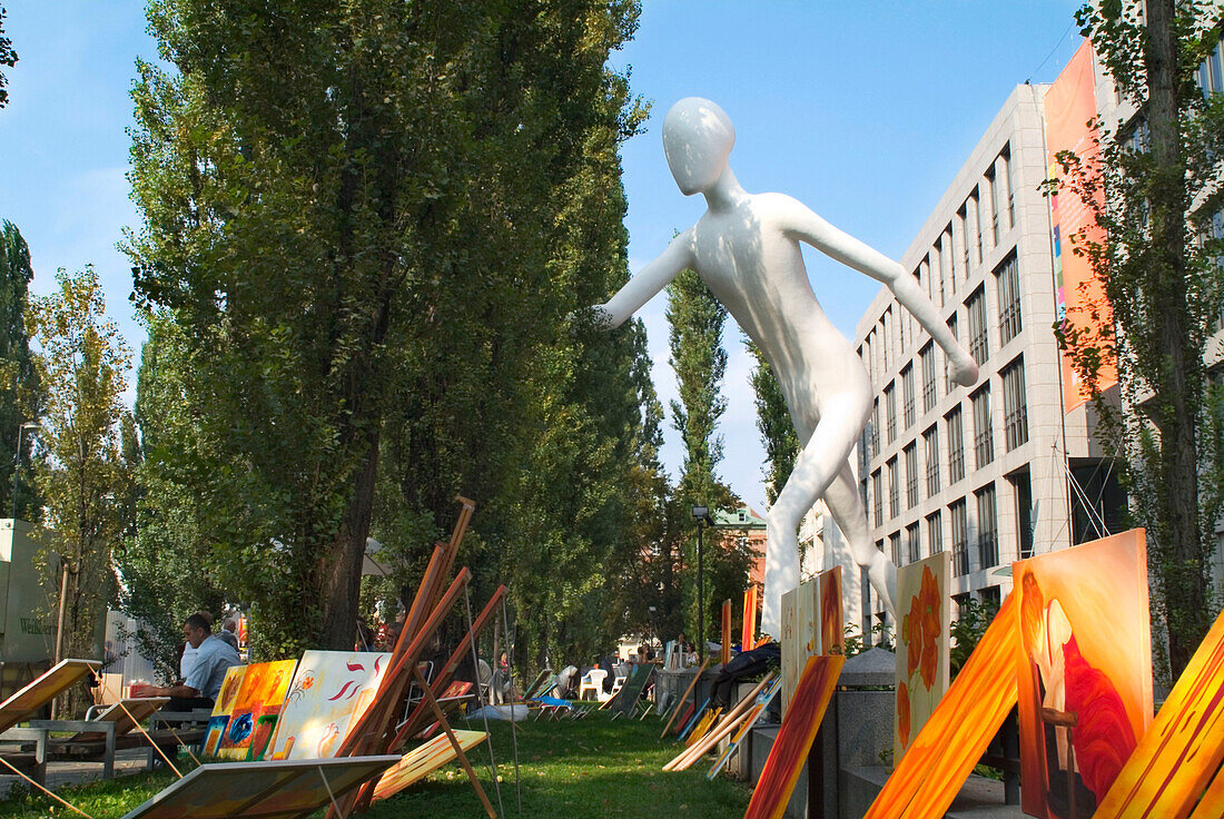 Running Man, Kunstobjekt vor dem Hauptsitz des Rueckversicherungsunternehmens Münchner Rück an der Leopoldstrasse, Wahrzeichen in Schwabing, München, Muenchen, Deutschland