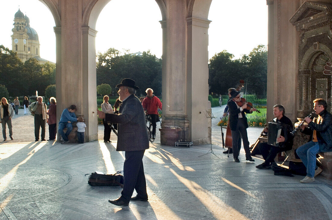 Strassenmusiker im Pavillon im Hofgarten, München, Muenchen, Bayern, Deutschland, Reise