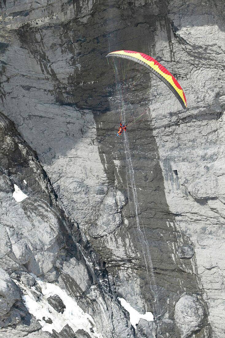 Mann, Paraglider, Winter, Wasserfall, Jungfrauspitze, Interlaken, Graubünden, Schweiz