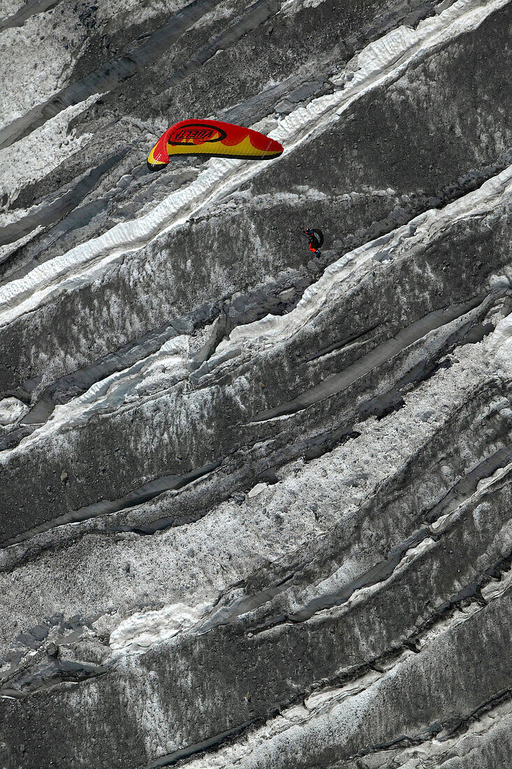 Mann, Paraglider, Winter, Gletscher, Jungfrauspitze, Interlaken, Graubünden, Schweiz