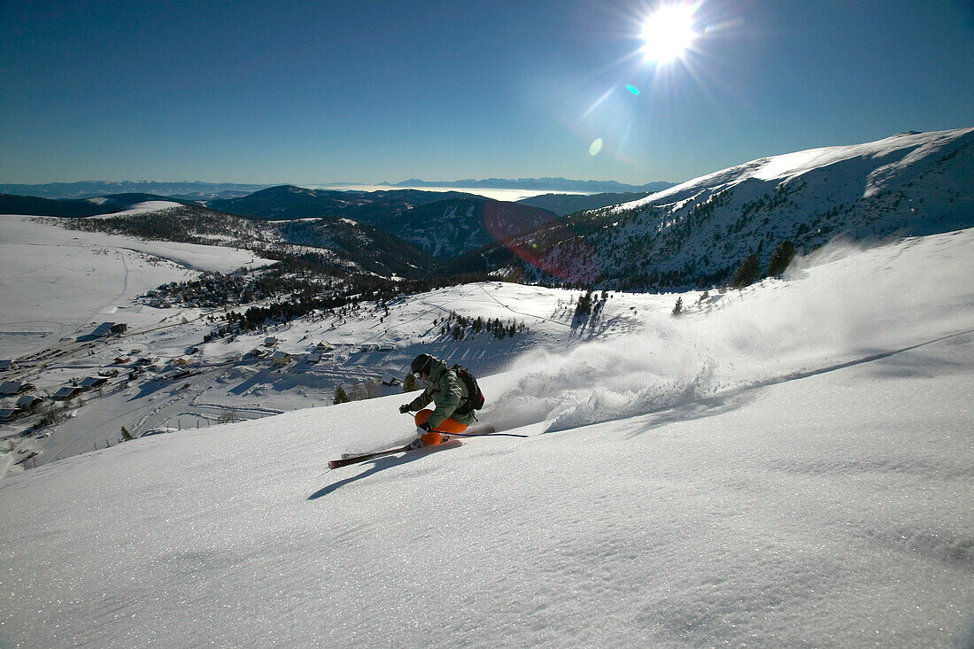 Mann, Skifahren, Schwung im Tiefschnee, Abfahrt, Tal, Falkertsee, Kärnten, Österreich