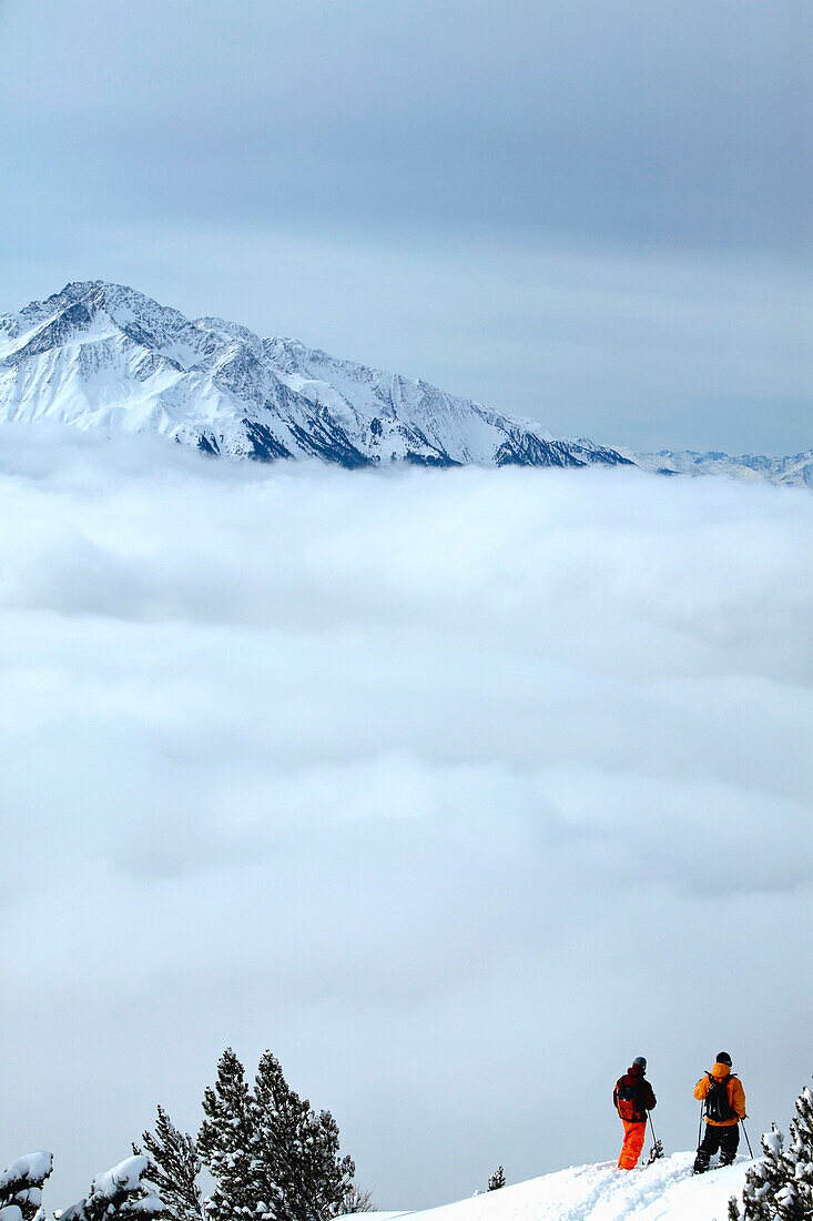 Männer, verschneiter Berg, Nebel, Rosshütte, Tirol, Österreich