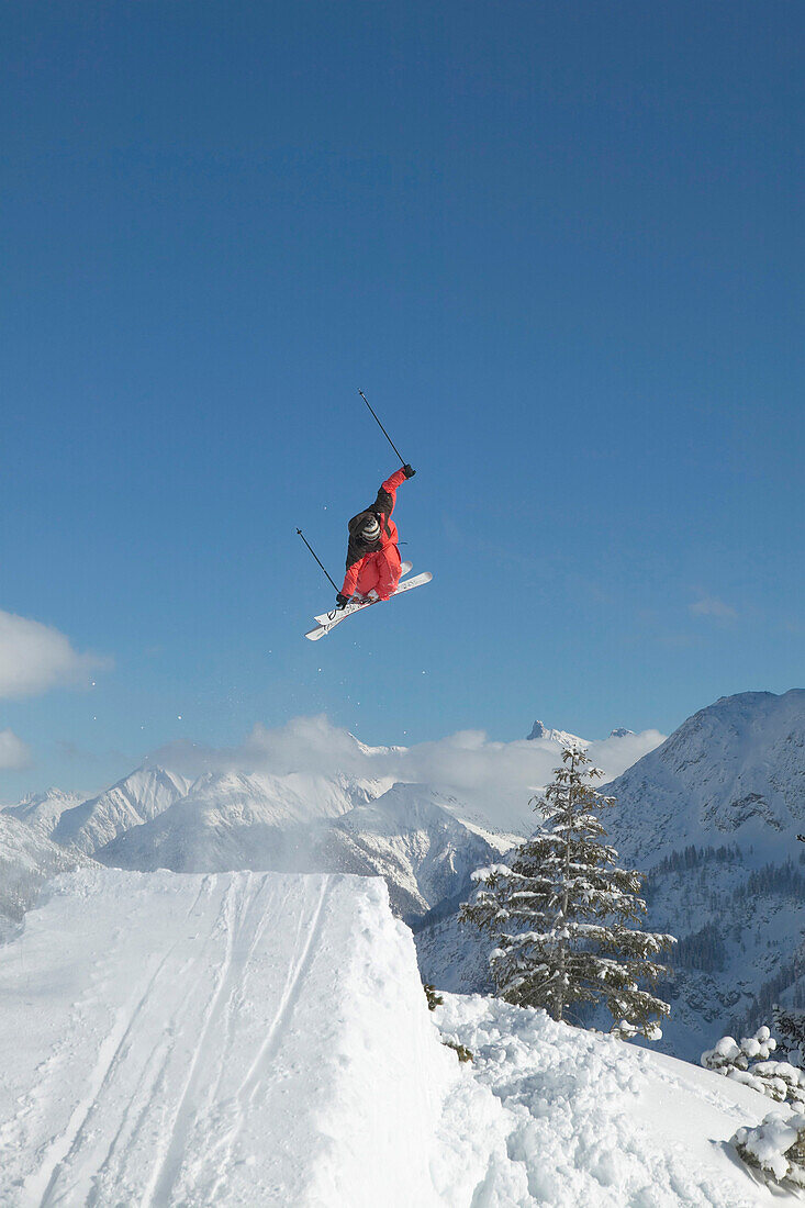 Mann, Sprung, Schanze, Verschneite Berge, Warth, Arlberg, Tirol, Österreich