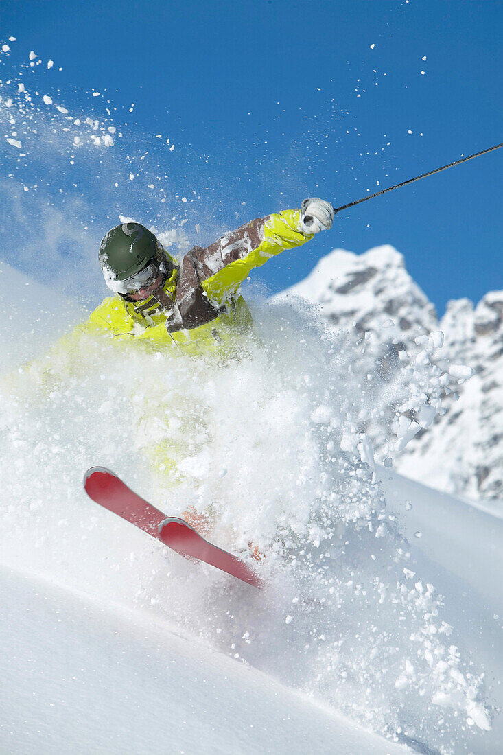 Mann, Skifahren, Schwung im Tiefschnee, Abfahrt, Warth, Arlberg, Tirol, Österreich