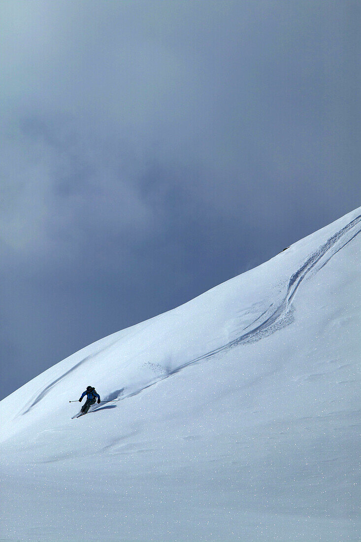 Skifahrerin im Tiefschnee, Skigebiet Chandolin und Saint-Luc, Kanton Wallis, Schweiz