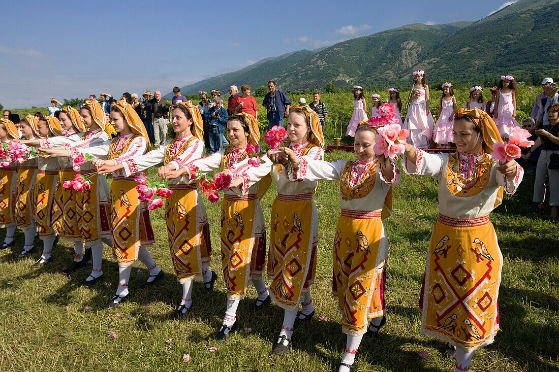 Tanzgruppe, Rosenfest, Rosenernte, Karlovo, Bulgarien