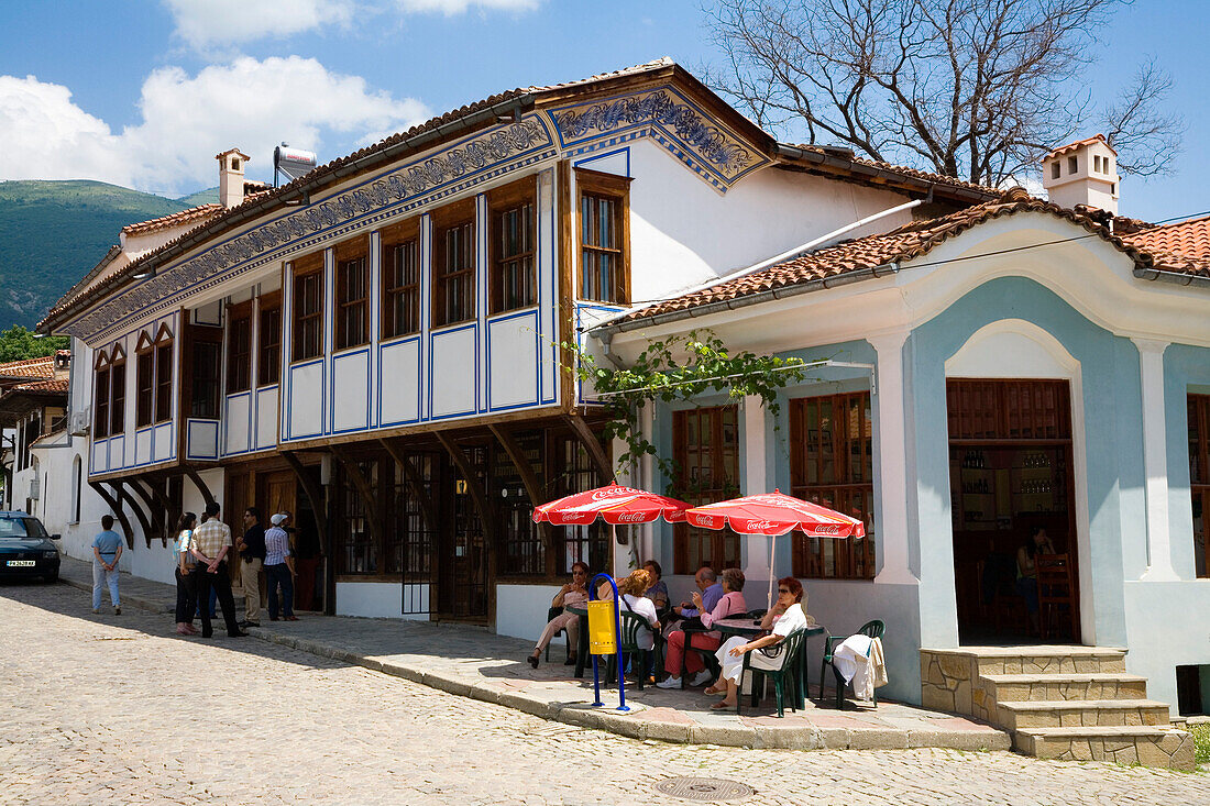 Rosenfest, Menschen vor dem Rosenöl-Museum in Karlovo, Bulgarien, Europa