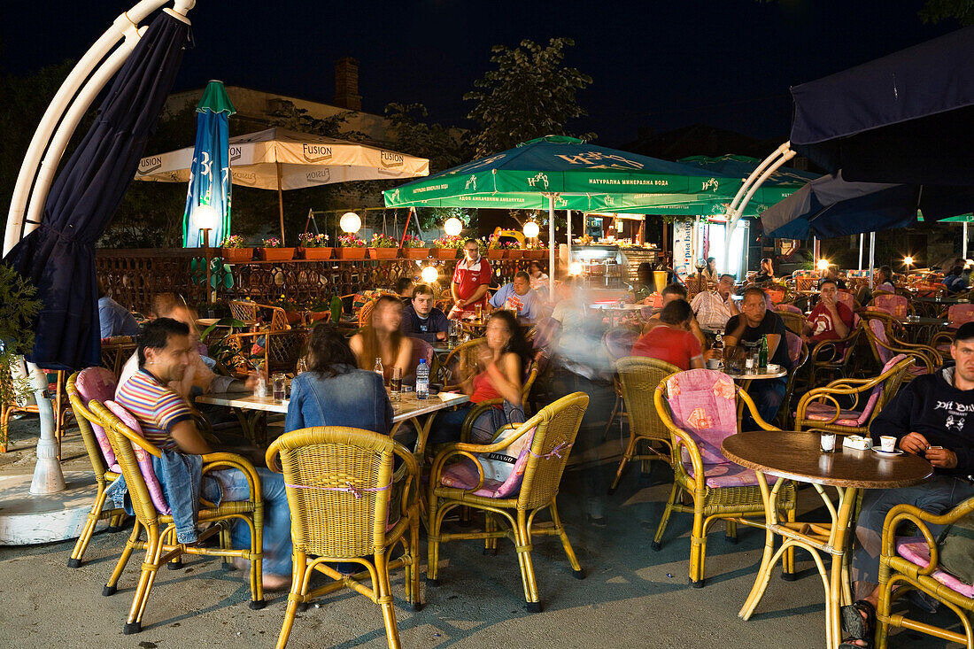 Menschen in Strassencafe bei Nacht, Museumsstadt Nessebar, Schwarzmeerküste, Bulgarien, Europa