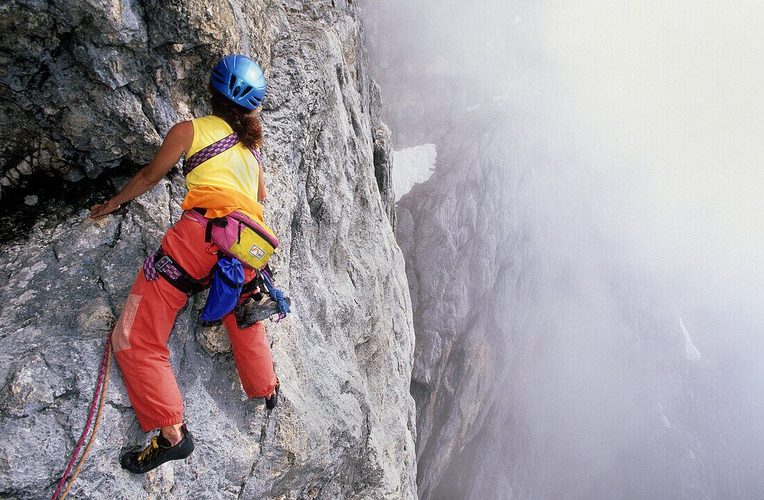 Kletterer in der Dachstein-Südwand, Unterbrechungsstelle am Steinerband, Steinerroute, Dachstein, Steiermark, Österreich