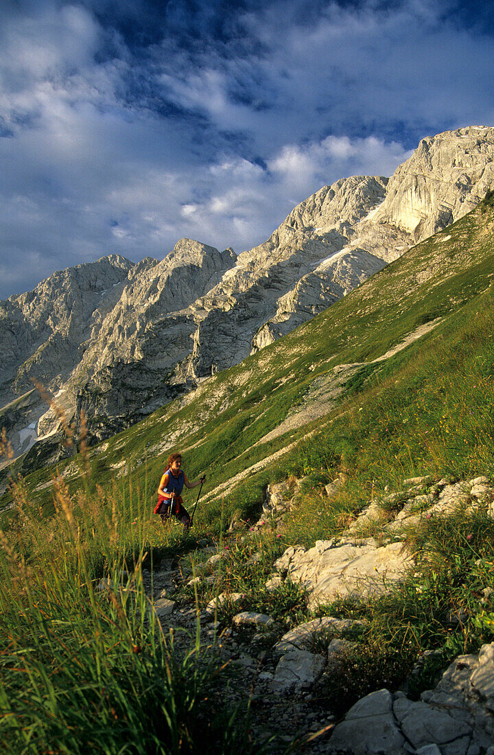 Wanderer beim Aufstieg zum Purtschellerhaus am Hohen Göll, Berchtesgadener Alpen, Oberbayern, Bayern, Deutschland