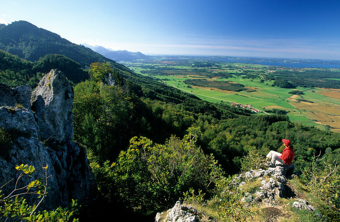 Wanderer am Hochfelln mit Blick auf Chiemsee und Moore, Chiemgau, Oberbayern, Bayern, Deutschland