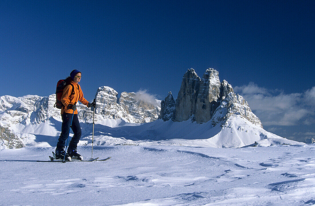 Skitourengeher mit Blick auf die Drei Zinnen, Dolomiten, Südtirol, Italien