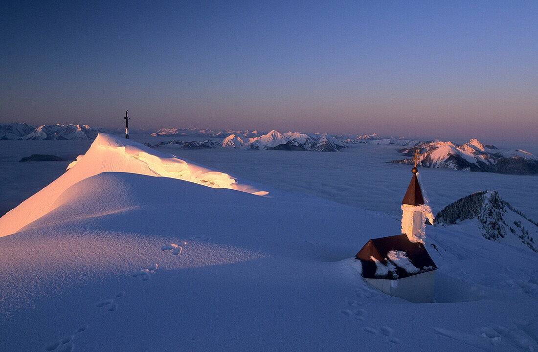 miniature chapell at summit of Hochgern with view to Geigelstein and Kampenwand, Chiemgau, Upper Bavaria, Bavaria, Germany