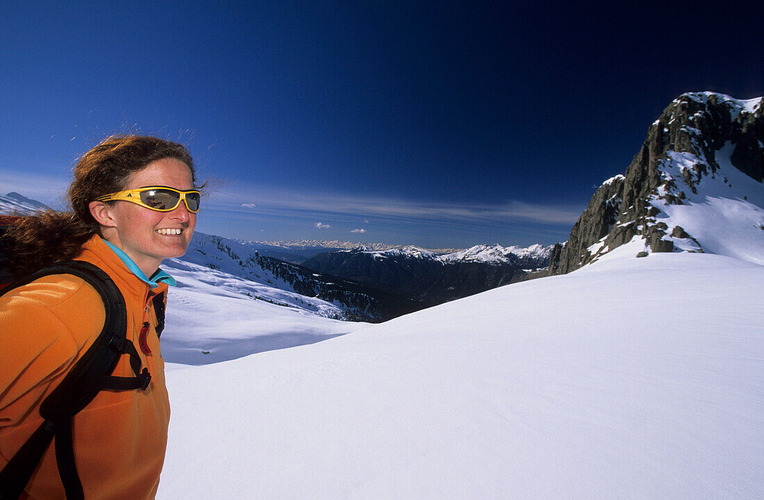 Skifahrerin am Colbricon, Lagorai, Trentino, Italien