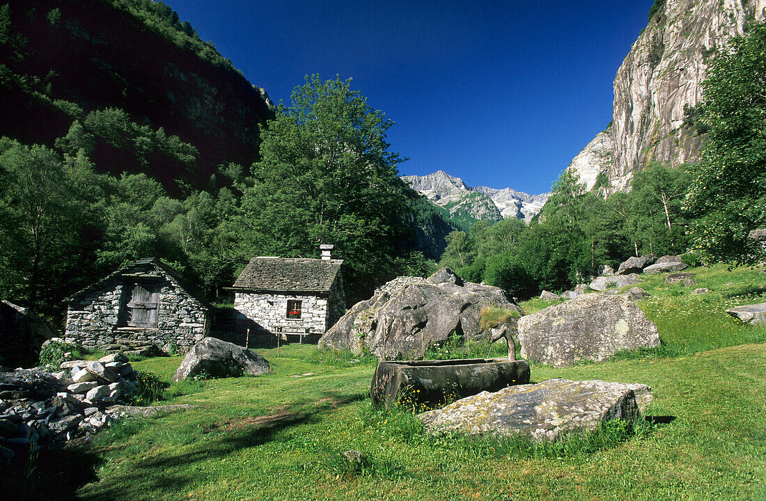 Alte Steinhäuser einer Alm im Tessin, Schweiz