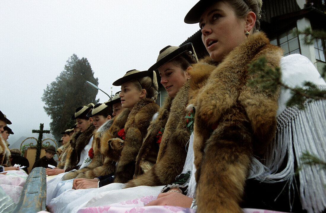 Frauen in Tracht, Leonhardiritt, Bad Tölz, Oberbayern, Bayern, Deutschland