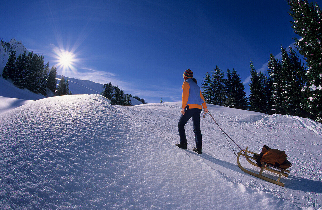 Rodeln an der Unterpartnomalpe, Sonntag, Vorarlberg, Österreich