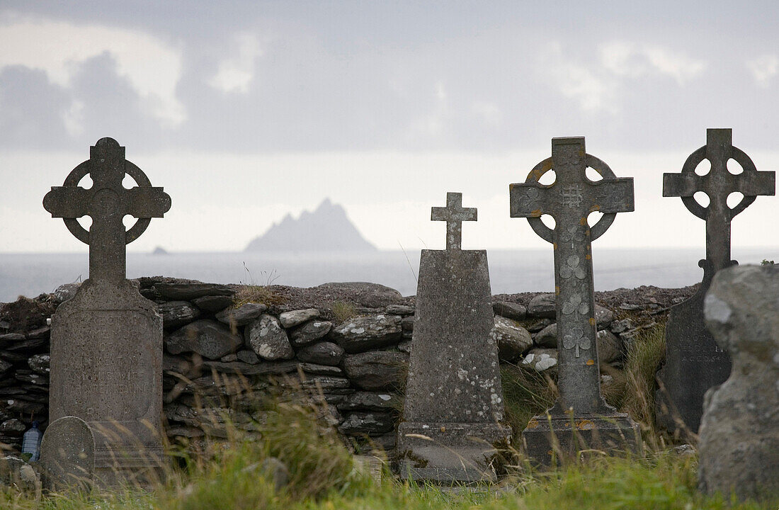 Blick auf Skellig Michael vom alten Friedhof St. Finian's Bay, Ring of Kerry, Irland, Europa