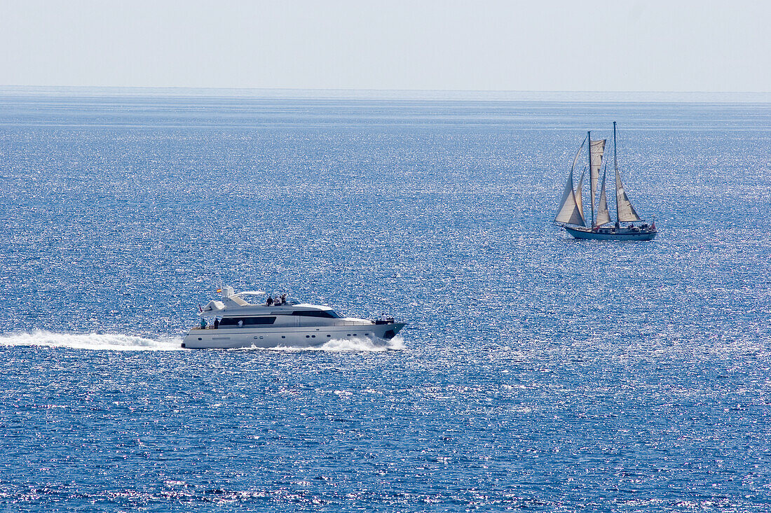 Segelschiff und Jacht auf dem Meer, Mallorca, Balearen, Spanien, Europa