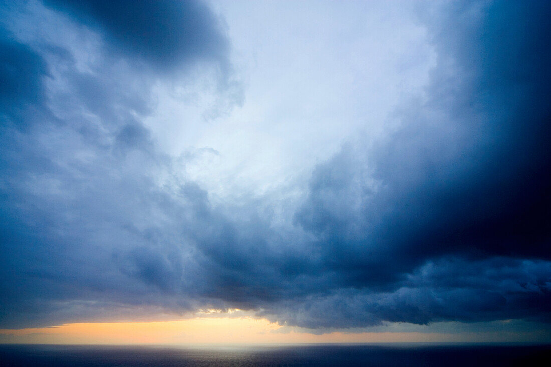 Sonnenuntergang und Gewitterwolken über dem Meer, Mallorca, Spanien