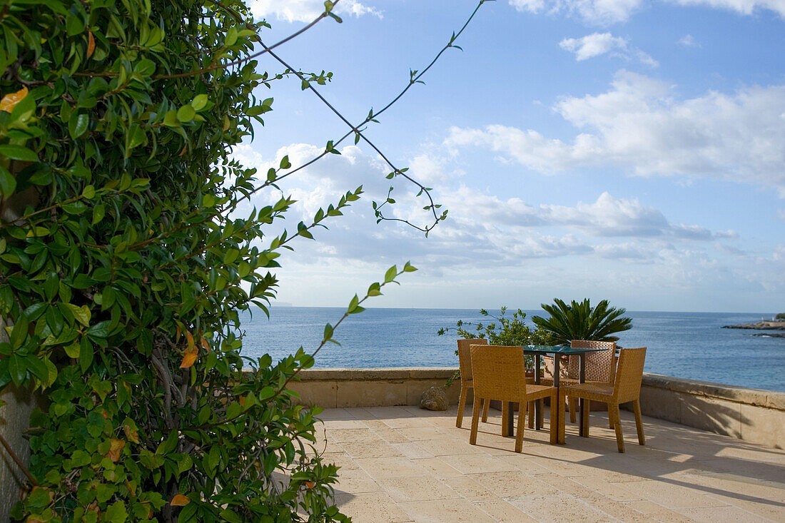 Hotel Maricel, Terrasse mit Tisch und Stuhle, Palma, Mallorca, Spanien