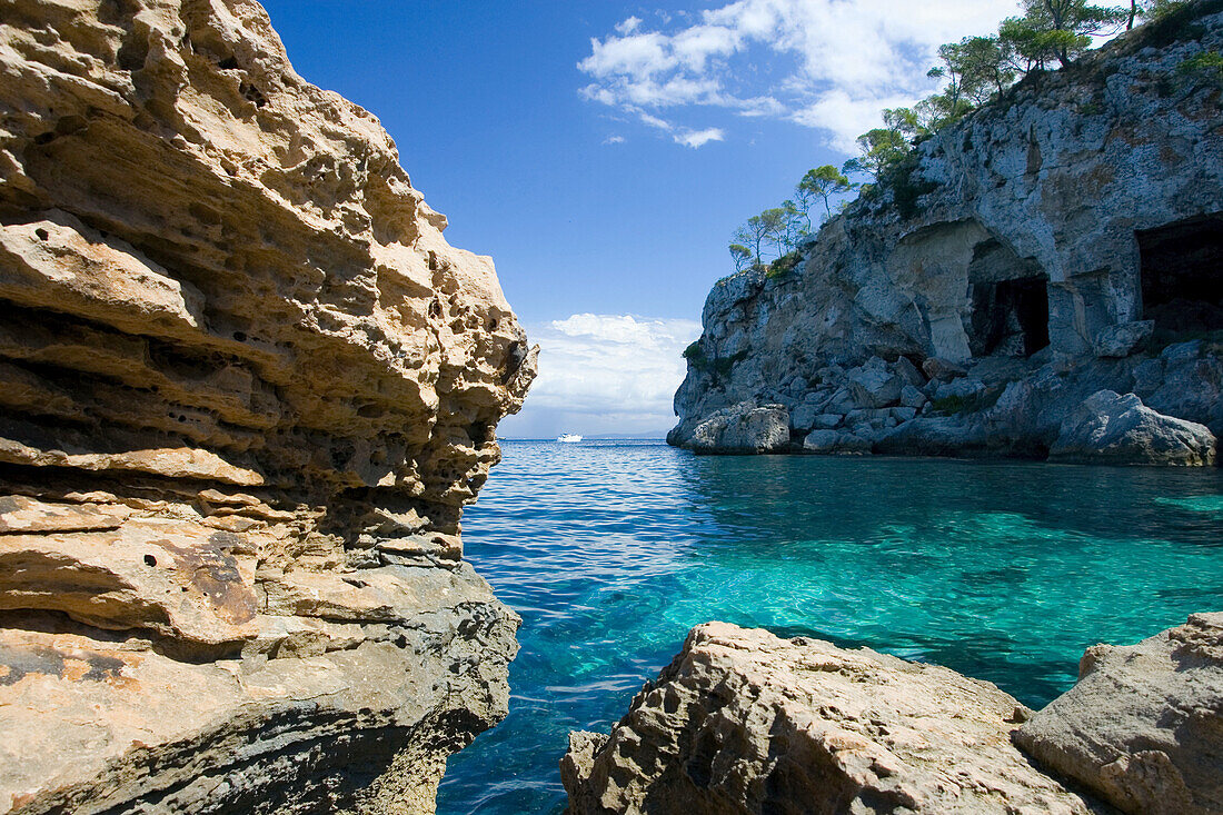 Küstenlandschaft und Bucht, Segelschiff im Hintergrund, Mittelmeer, Portals Vells, Mallorca, Spanien