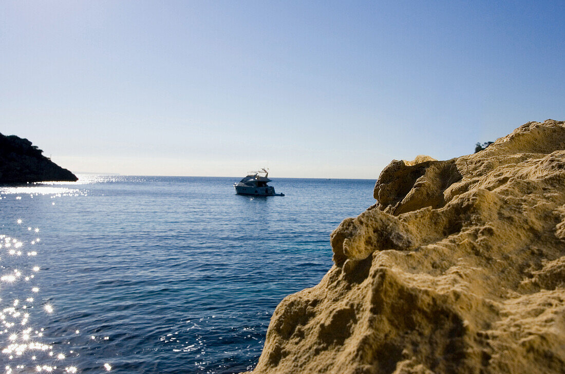 Jacht in einer Bucht, Portals Vells, Mittelmeer, Mallorca, Spanien