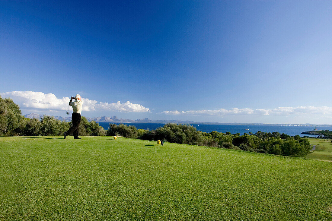 Älterer Mann spielt Golf, Club de Golf Alcanada, Badia de Alcudia, Mallorca, Spanien