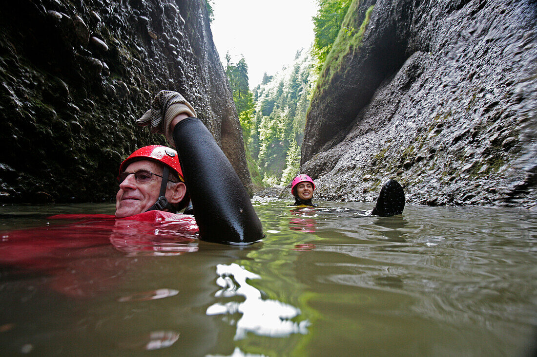 Zwei Personen beim Schwimm- und Wandercanyon Raebloch, Emmental, Kanton Bern, Schweiz, MR