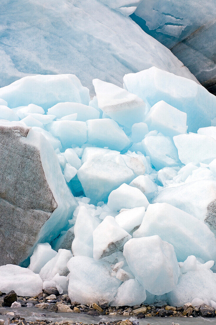 Brocken einer eingestürzten Eisgrotte, Brunegggletscher, Kanton Wallis, Schweiz