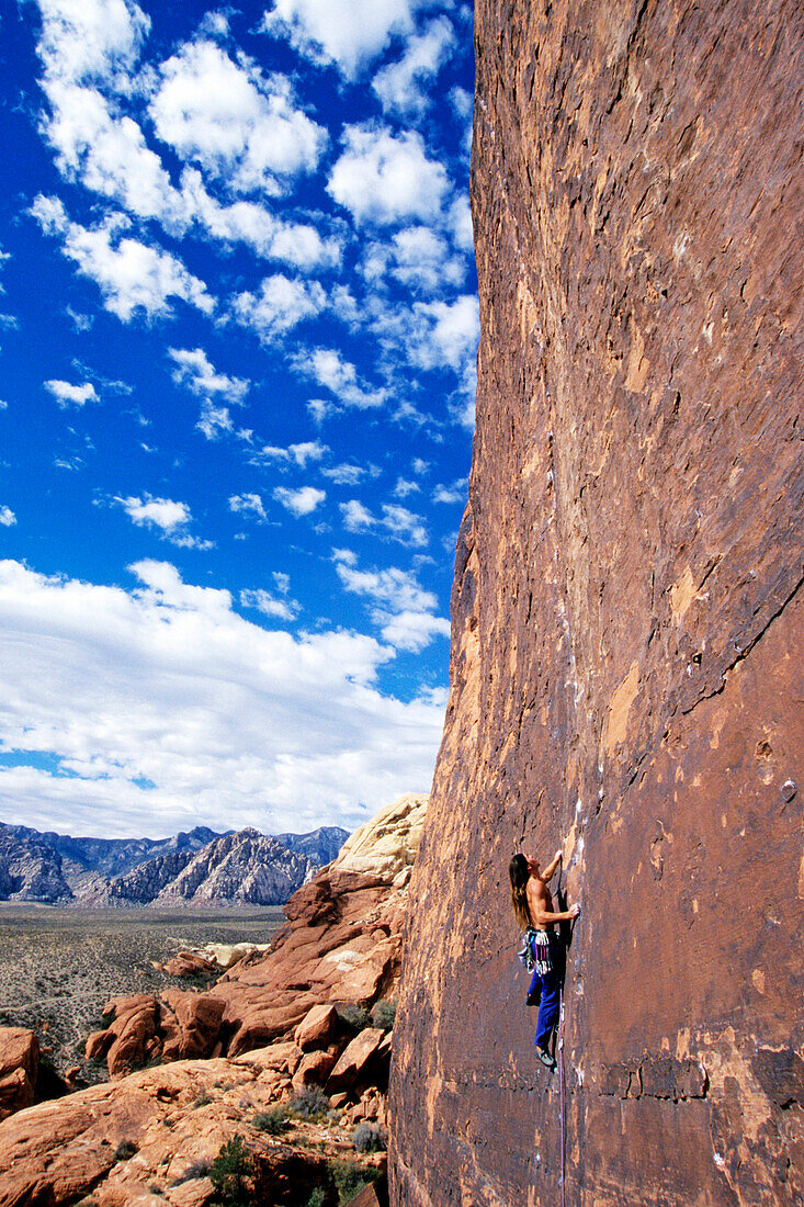 Freeclimbing at the Red Rocks, Nevada, USA, a young man climbs the route Running Man at Red Rocks close to Las Vegas.