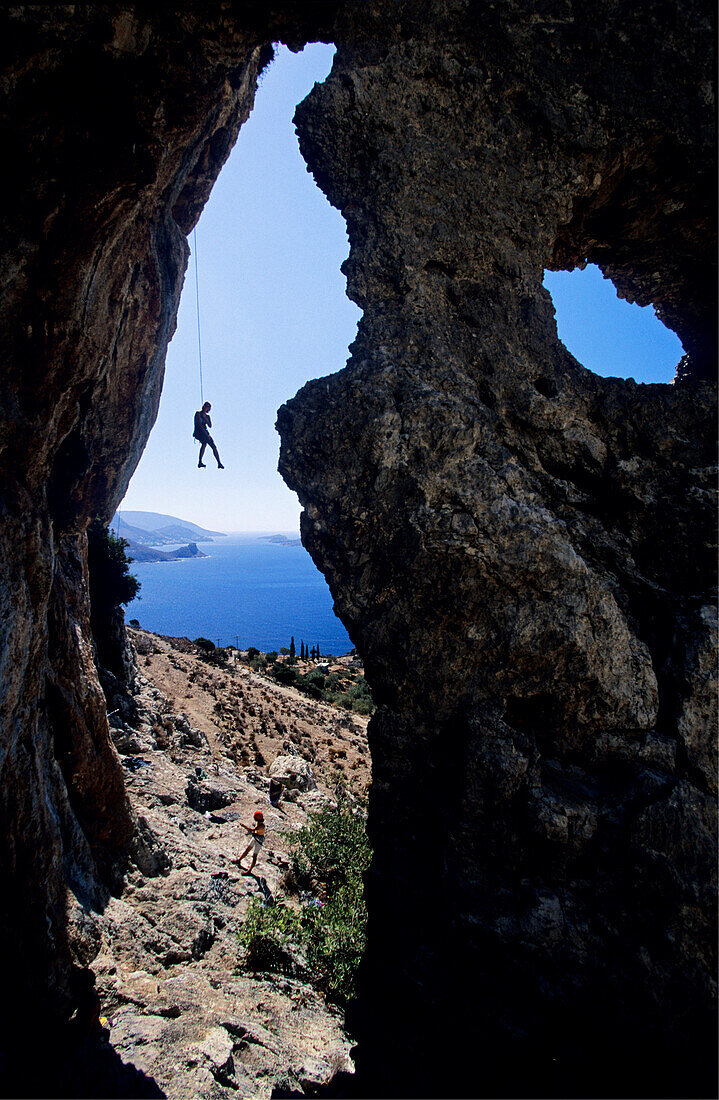Abseilen, Seil, Silouette, Kalymnos, Griechenland, ein Kletterer seilt ab in einer Grotte über dem Meer. Agäis, Europa