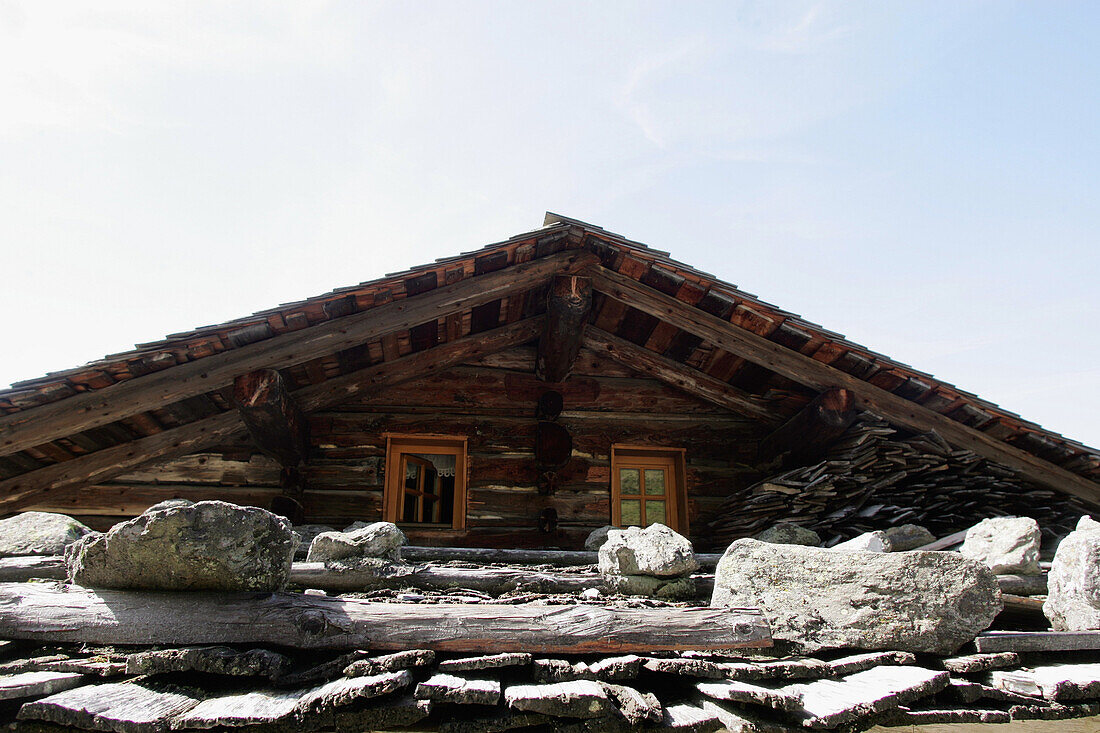 Typisches Almhütten Dach aus Holzschindeln und Steinen,Restaurant Maurachalm, Nationalpark Hohe Tauern, Salzburger Land, Österreich