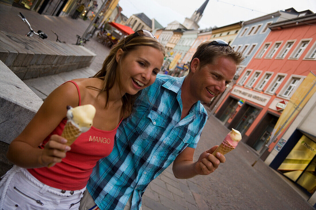 Junges Paar beim Eis Essen, Villach, Kärnten, Österreich