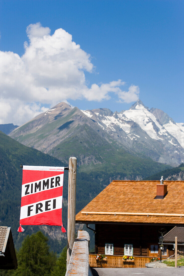 Ein Gasthaus mit Schild, Zimmer Frei, Heiligenblut, Kärnten, Österreich