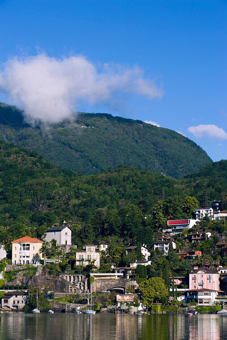 Blick über den Luganersee auf Lugano, Tessin, Schweiz