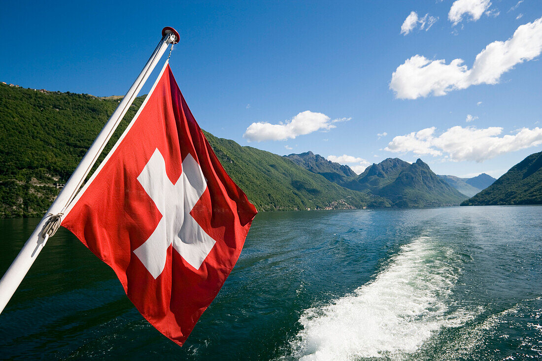 Motorboot mit Schweizer Flagge, Luganersee, Lugano, Tessin, Schweiz