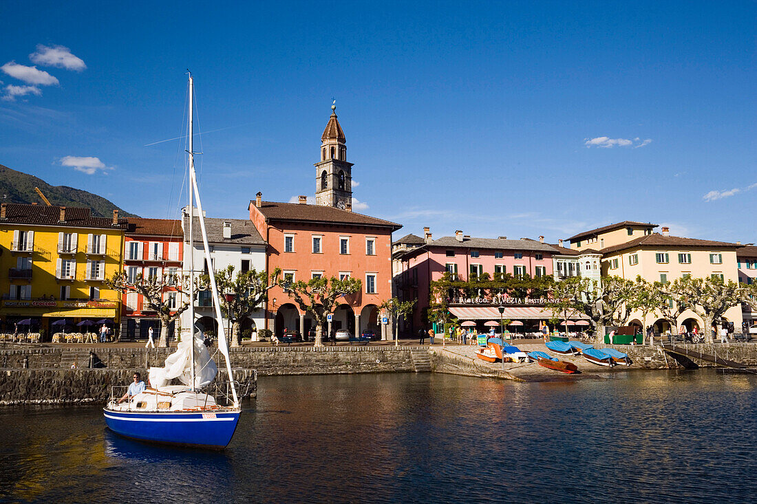 Hafenpromenade mit Kirche Santi Pietro e Paolo am Abend, Ascona, Lake Maggiore, Tessin, Schweiz