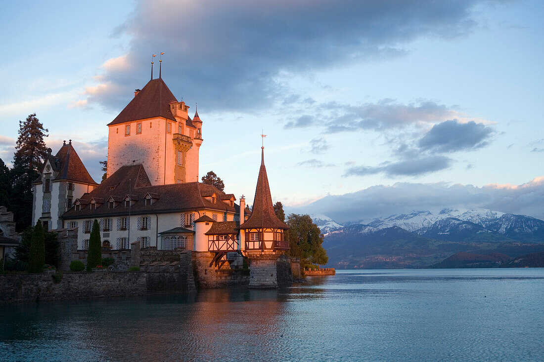 Schloss Oberhofen in der Abenddämmerung, Thuner See, Oberhofen, Berner Oberland, Kanton Bern, Schweiz