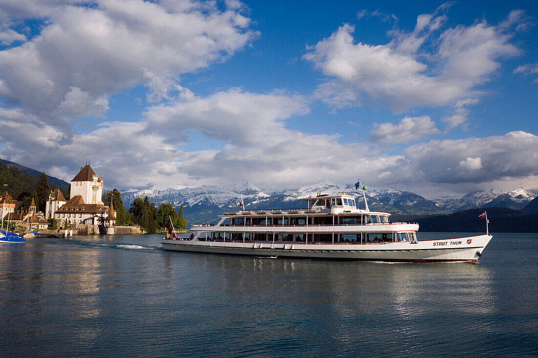 Ausflugsschiff auf dem Thunersee, Schloss Oberhofen im Hintergrund, Berner Oberland, Kanton Bern, Schweiz