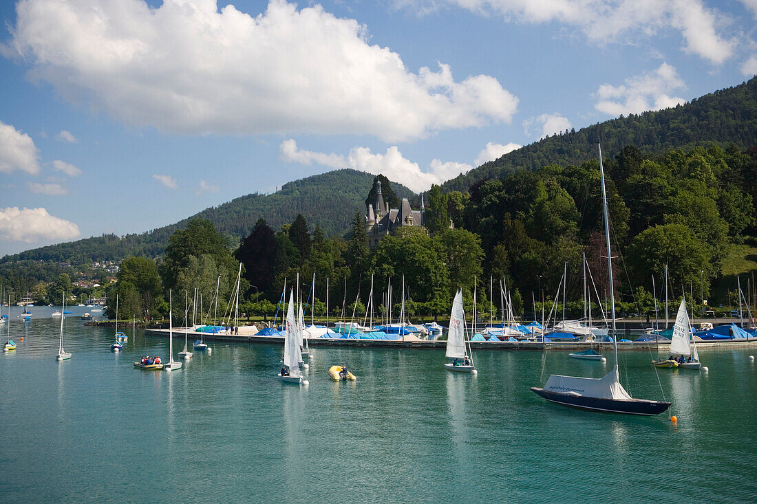View over Lake Thun with sailing boats with Castle Hünegg, Hilterfingen, Bernese Oberland (highlands), Canton of Bern, Switzerland