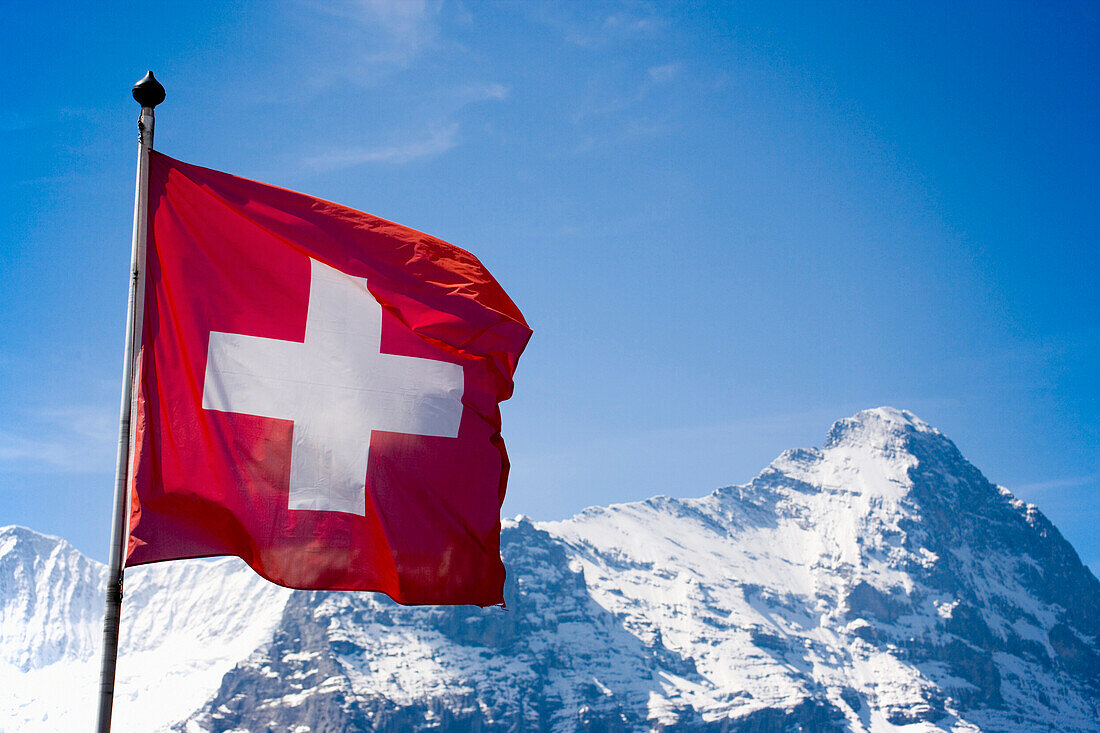 Eiger (3970 m) und Schweizer Flagge, Grindelwald, Berner Oberland, Kanton Bern, Schweiz
