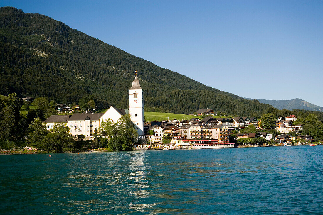 View over lake Wolfgangsee to parish and pilgrimage church and Hotel Im Weissen Rössel am Wolfgangsee, St. Wolfgang, Upper Austria, Salzkammergut, Austria